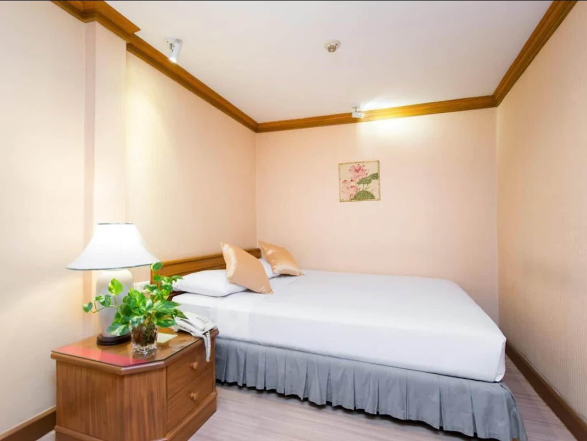Wall Street Inn, Bangkok Extérieur photo