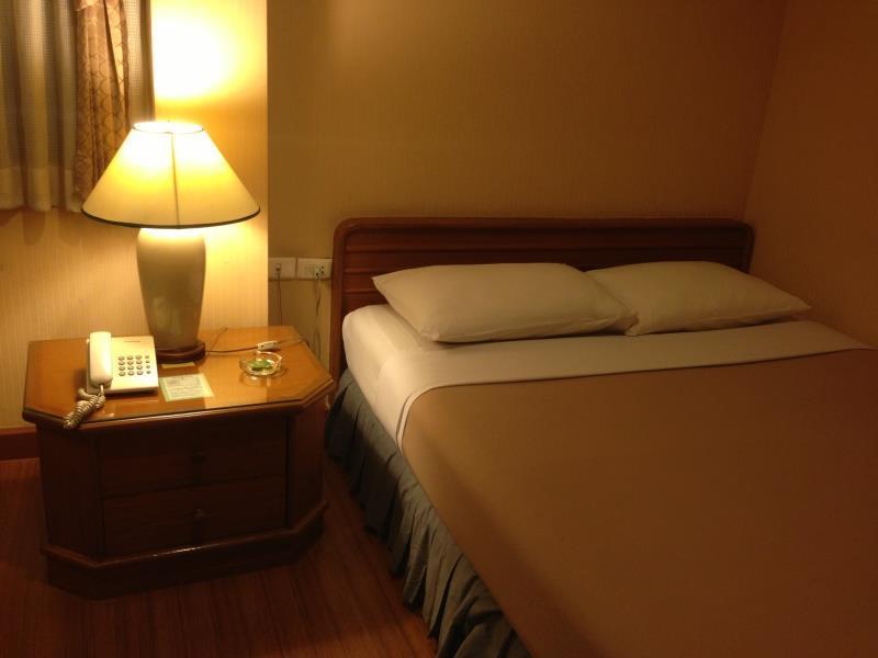 Wall Street Inn, Bangkok Extérieur photo