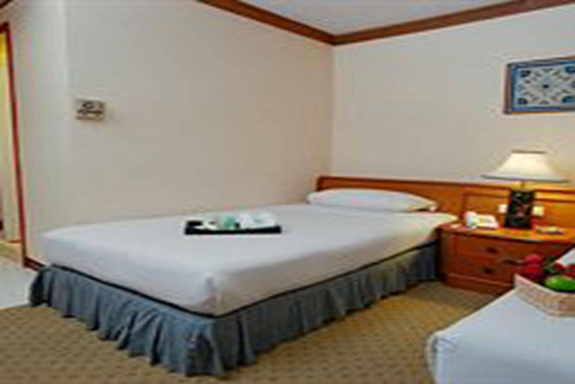 Wall Street Inn, Bangkok Extérieur photo